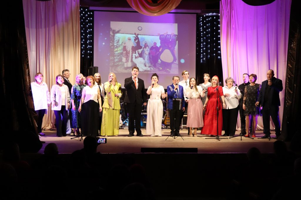 В дом культуры всей семьей —  отчётный концерт к Дню работника культуры прошёл в нашем ДК. Видео.